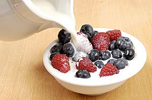 Heidelbeeren und Himbeeren mit Milch