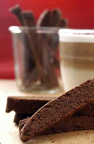 Biscotti mit viel Schokolade zum Kaffee