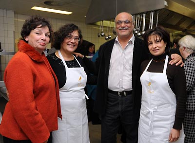 Hanna Saliba mit Hamburgs 2. Bürgermeisterin Christa Götsch und zwei seiner Köchinnen