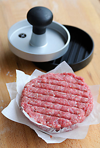 Rezept mit BIld für selbstgemachte Burger: Patties aus der Burgerpresse - foolforfood.de