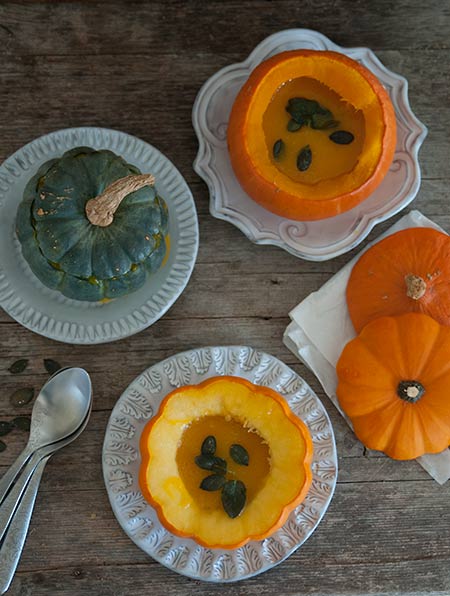 Rezept mit Bild für Kürbissuppe in Kürbissen serviert