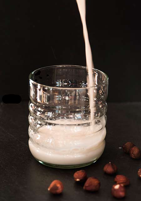 Rezept mit Bild für Haselnussmilch aus rerösteten Haselnüssen - foolforfood.de