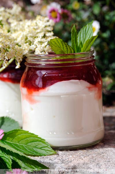Joghurt mit Erdbeermarmelade und Holunderblütensirup