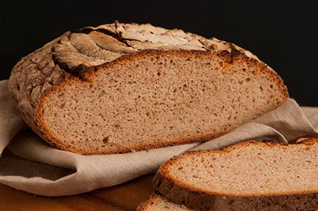 Rezept mit Bild für selbstgebackenes, rustikales Bauernbrot, hier im Anschnitt 