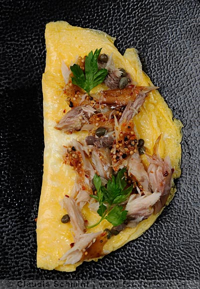 Geräucherte Pfeffermakrele auf Omelette