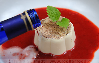 Rezept für Panna-Cotta mit Erdbeermark und Prosecco