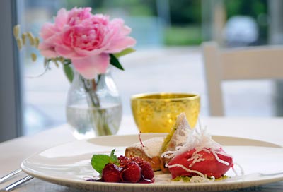 Mango-Strudel mit Himbeer-Chili-Sorbet in der Dessert-Bar Prinsessan