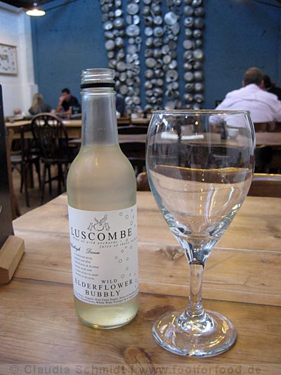 Elderflower Bubbly in der River Cottage Canteen in Axminster