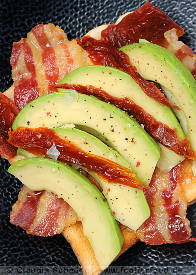 Sandwich mit Bacon, Avocado und getrockneten Tomaten