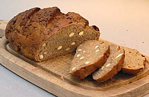 Weizenvollkornbrot mit Möhren und Mandeln