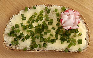 Butterbrot mit Schnittlauch