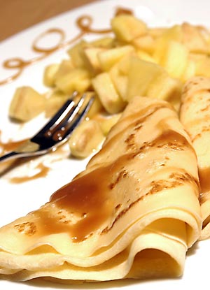 Crêpes mit Äpfeln und Karamellsauce