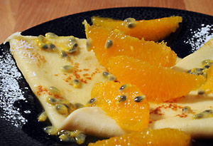 Crèpes mit Orangen und Maracuja