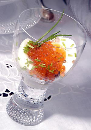 Eier im Glas mit Forellenkaviar