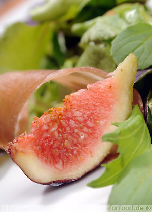 Baby Leaf Salat mit Feigen, Parmaschinken und Ziegenfrischkäse