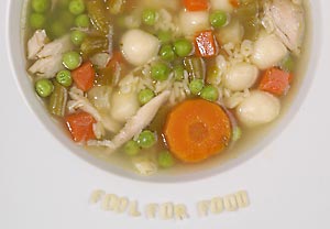 Hühnersuppe mit Buchstabennudeln