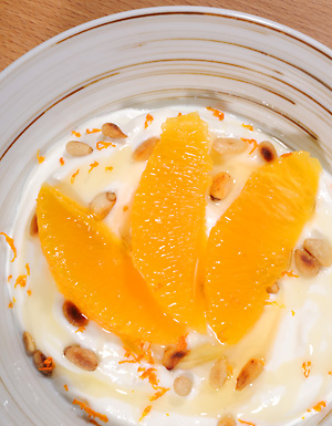 Orangen-Joghurt mit Pinienkernen und Honig