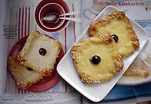 Käsekuchenstücke mit Amarenakirschen