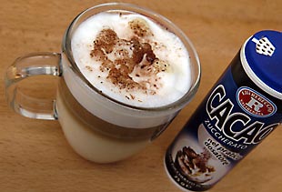 Schokopulver auf Latte Macchiato