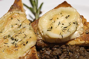 Warmer Linsensalat mit Ziegenkäse auf Anchovis-Crostini