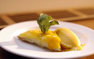 Mangotarte mit Sorbet