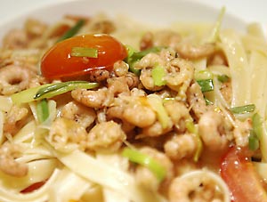 Tagliatelle mit Nordseekrabben und Tomaten