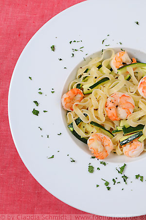 Tagliatelle mit Zucchini und Garnelen