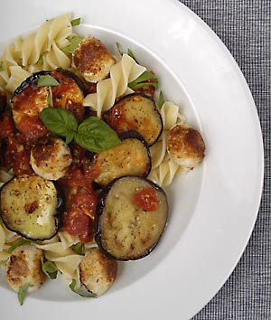 Pasta mit Ricottabällchen in Tomatensauce