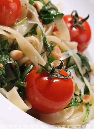 Pasta mit Rucola und Tomaten