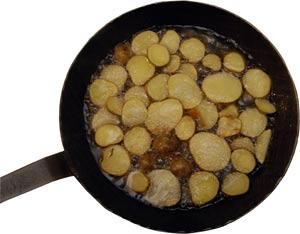 Pfanne mit Kartoffelscheiben