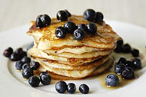 Sauerteigpfannkuchen mit Ahornsirup und Heidelbeeren