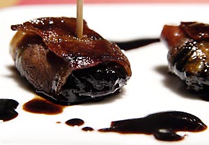 Pflaumen im Speckmantel mit Balsamico abgelöscht