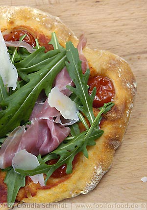 Pizza mit Rucola und Parmaschinken