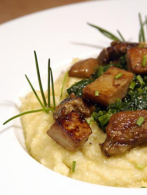 Gorgonzola-Polenta mit Steinpilzen und Spinat