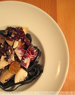 Radicchio mit Knoblauch, Chili und Rosinen