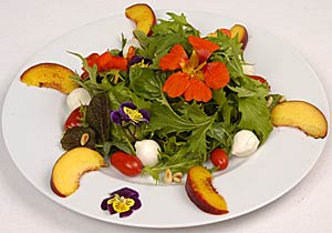 Salat mit essbaren Blüten