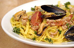 Spaghetti mit Miesmuscheln und Nordseekrabben.