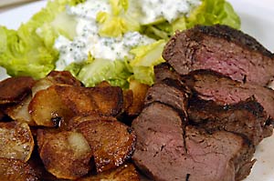 Steak mit Bratkartoffeln und Salat