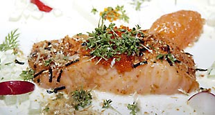 Marinierter Lachs mit Bonito Flocken und Stör-Mousse